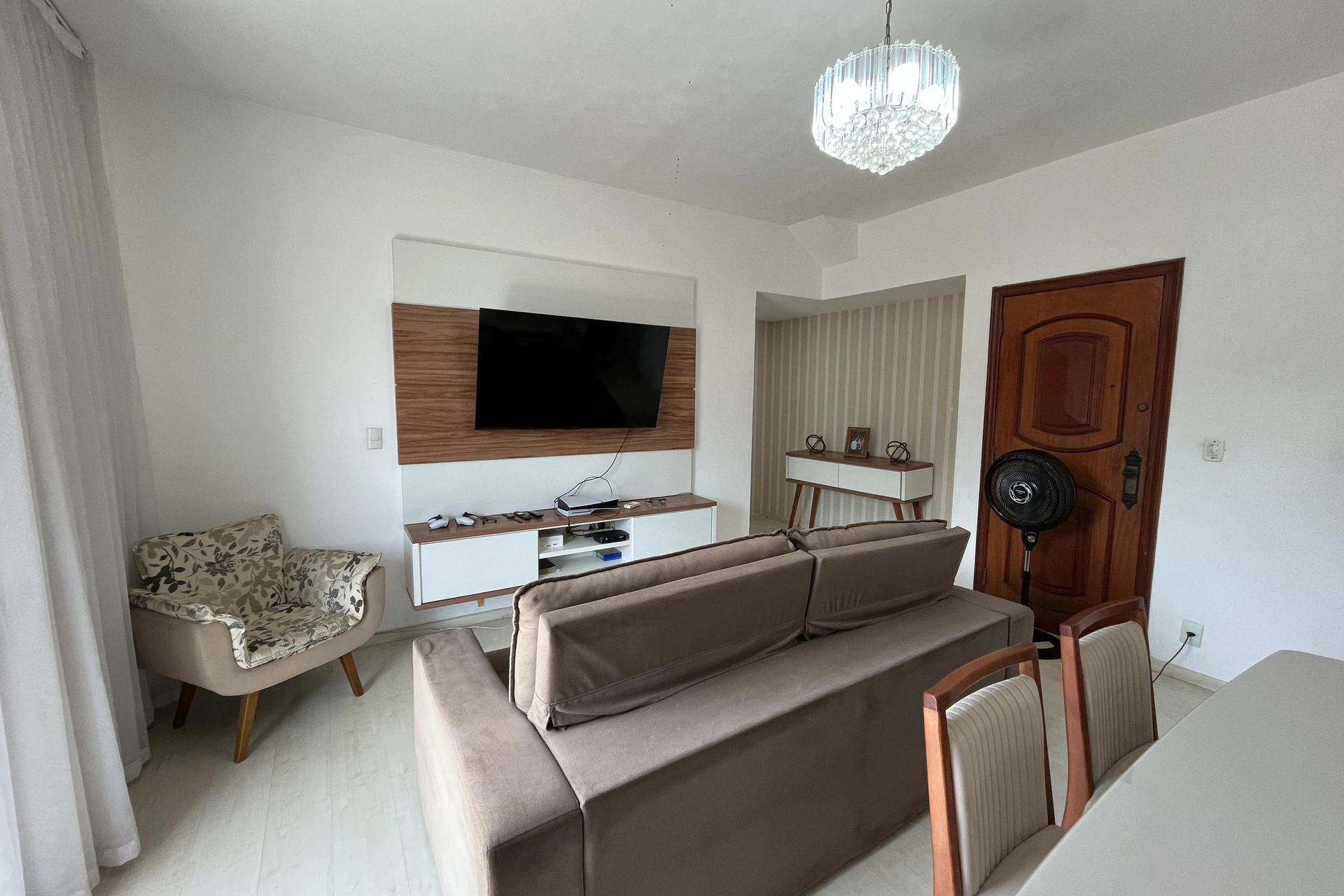 Glass-enclosed balcony in a 3-bedroom apartment, 131 m² — photo 31