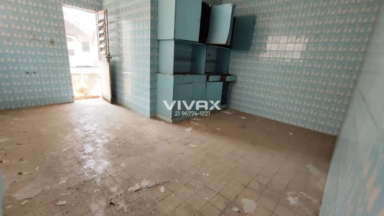 House with 5 bedrooms and 5 bathrooms needs renovation — photo 2