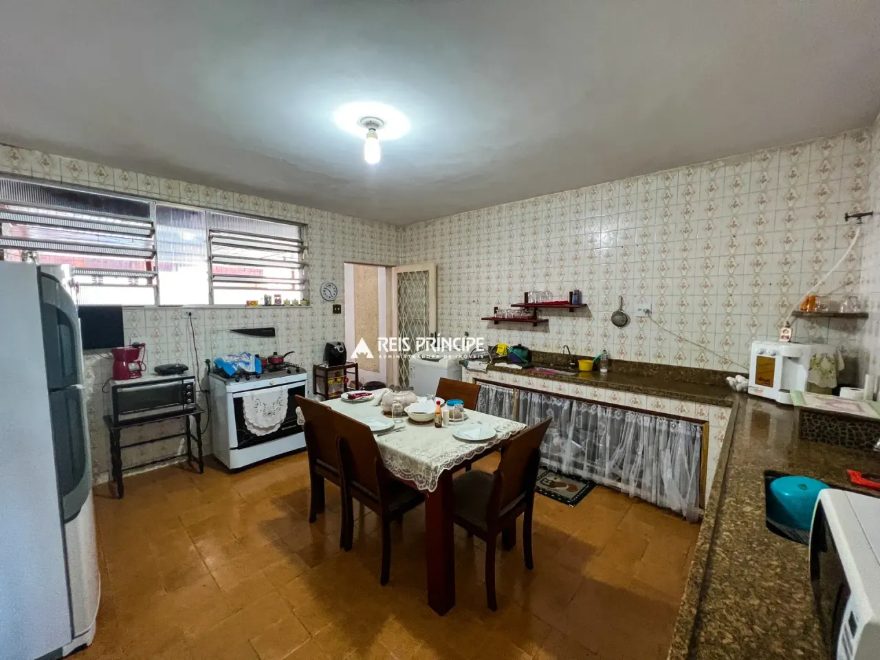 House with 4 bedrooms and a gas stove kitchen — photo 9