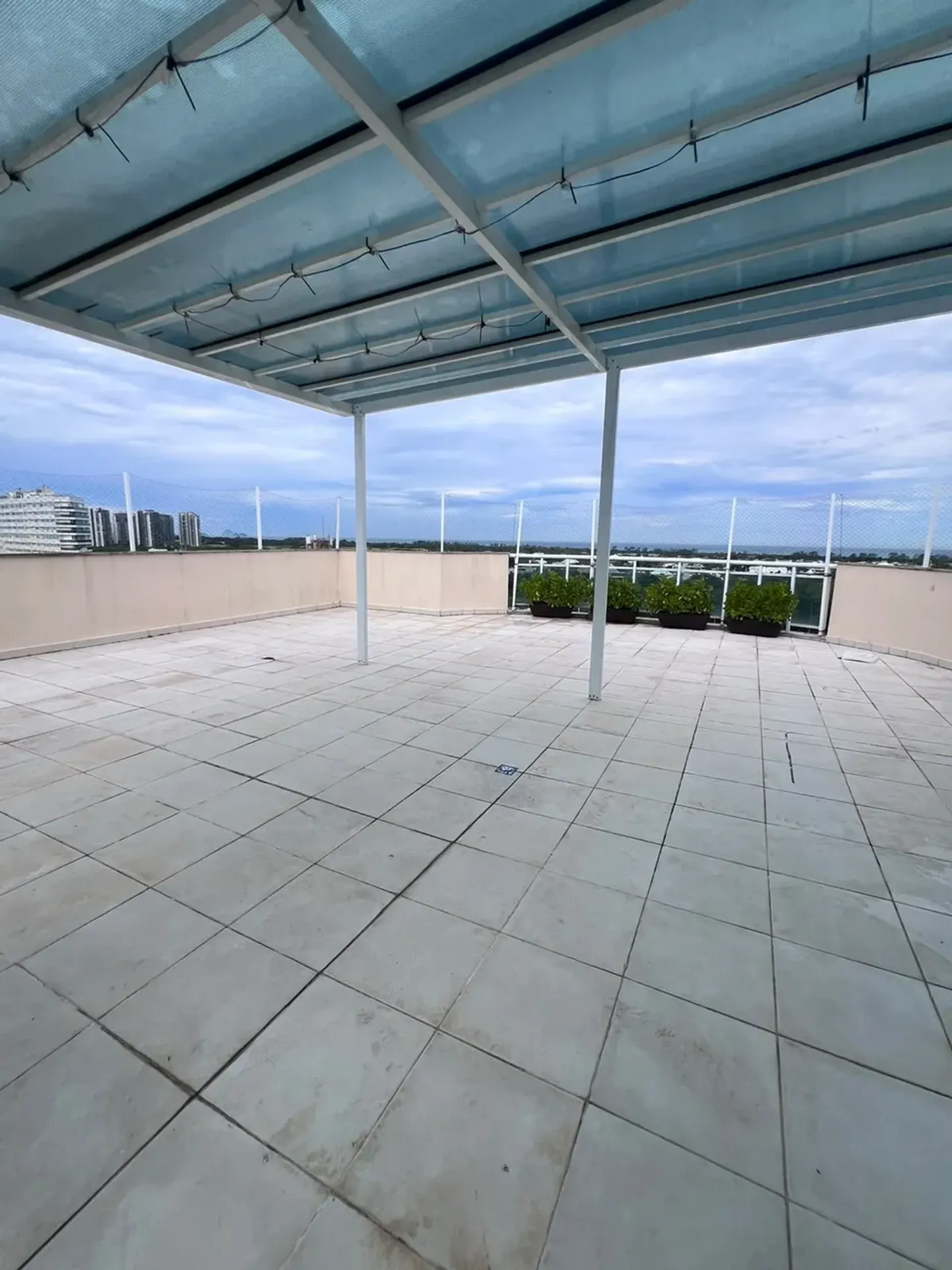 Apartment on the 10th floor with a grill on the balcony — photo 10