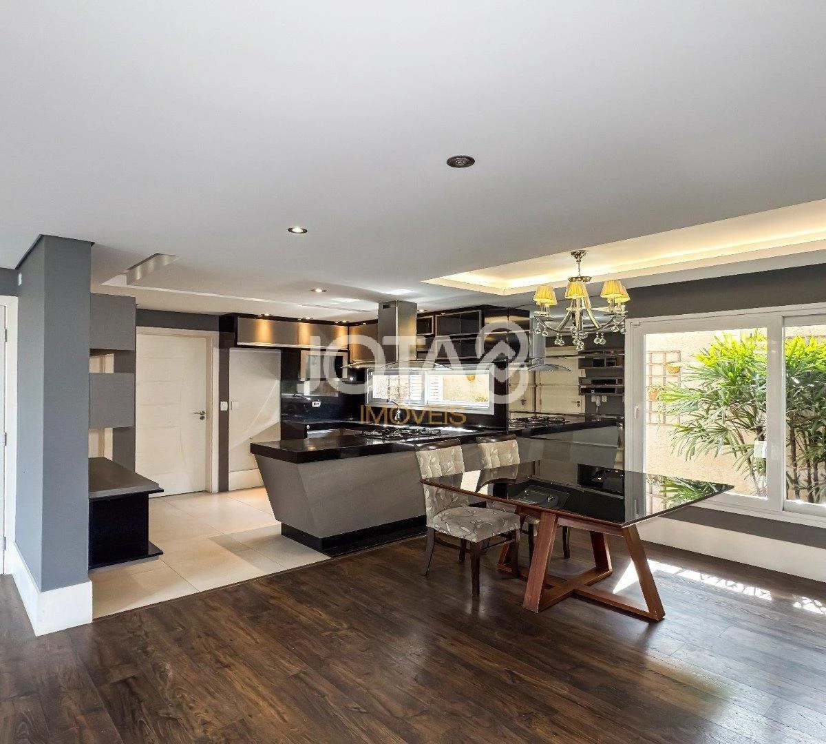4-bedroom house with floor-to-ceiling windows