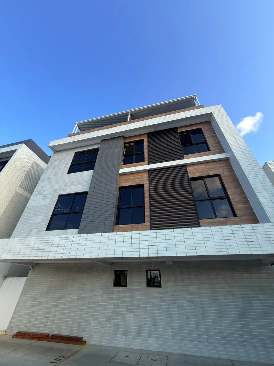 Balcony with a grill in a 2-bedroom apartment, 110 m² — photo 3