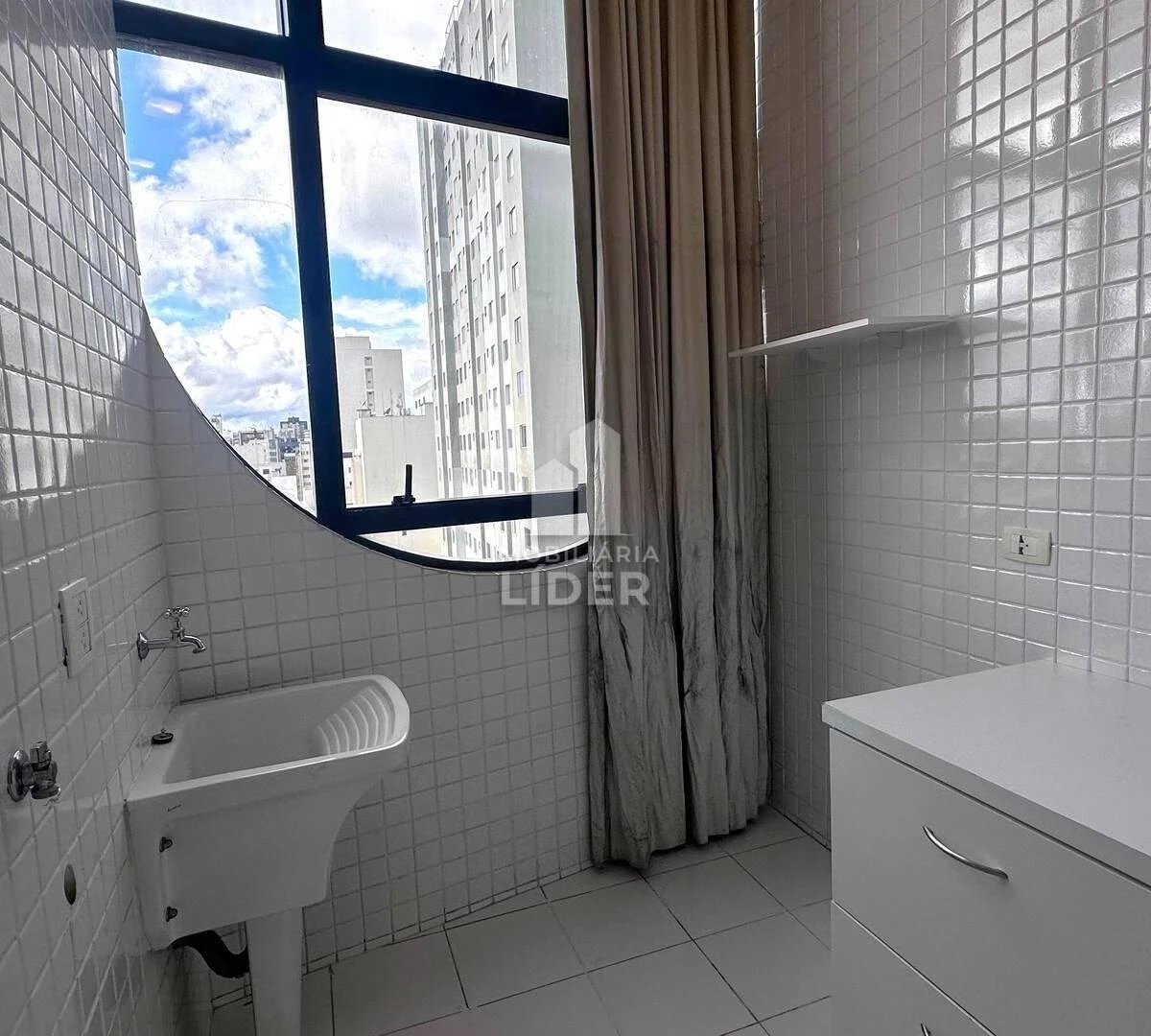 One-bedroom apartment with a bathtub in Curitiba — photo 14