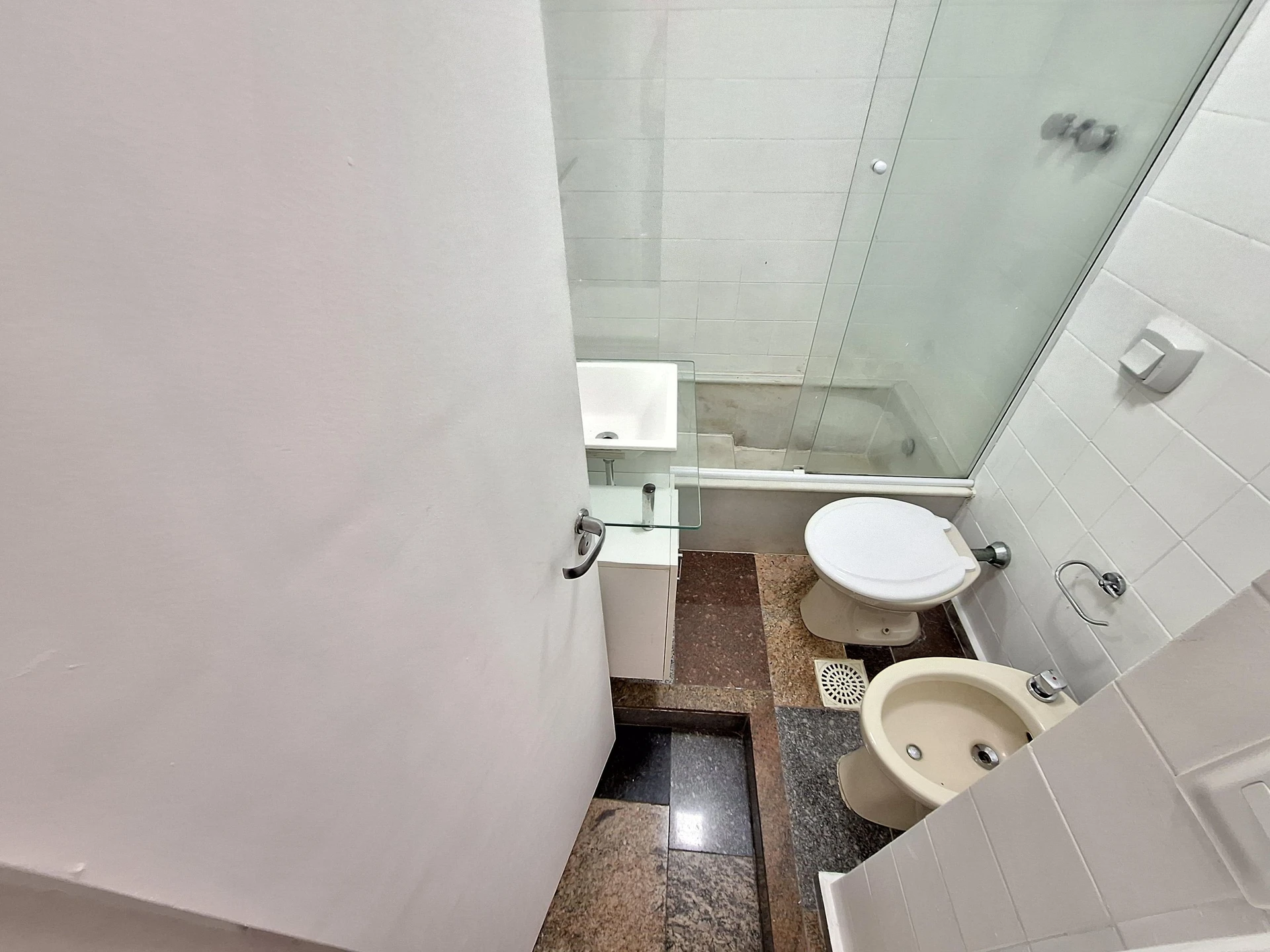 Apartamento de 75 m² com jacuzzi e varanda envidraçada — photo 13