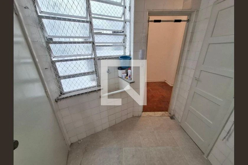 Wood or laminate floors in a one-bedroom apartment, 61 m² — photo 21