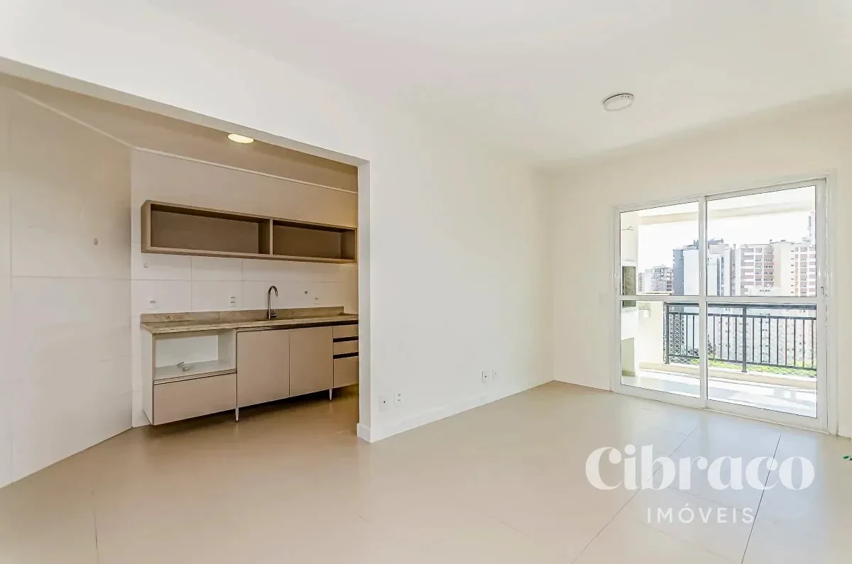 Balcony with a grill in a 2-bedroom apartment, 71 m² — photo 2