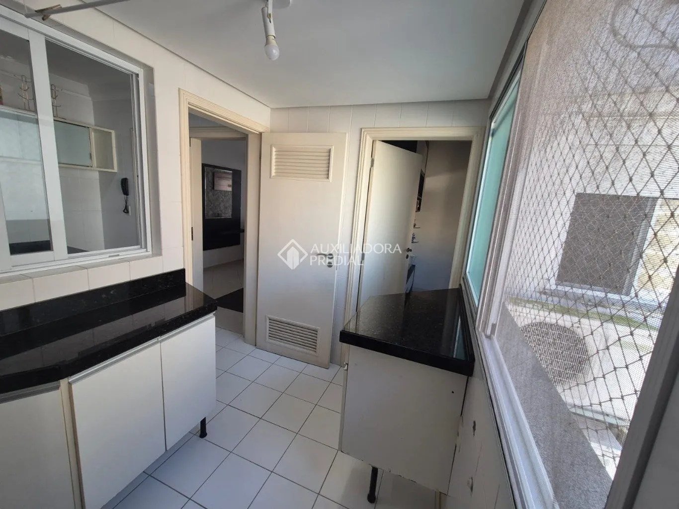 Furnished apartment with 3 bedrooms and 137 m² — photo 42