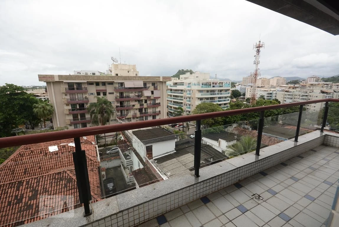 4-bedroom apartment in a building with a pool — photo 11