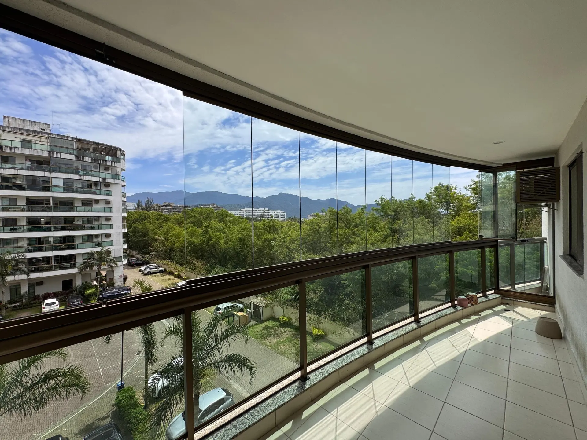 Glass-enclosed balcony in a 3-bedroom apartment, 96 m² — photo 38