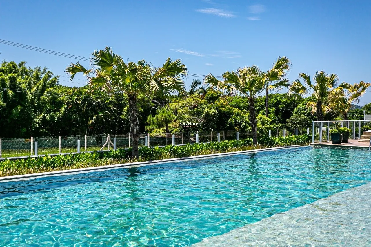 3-bedroom apartment in a building with a pool — photo 31