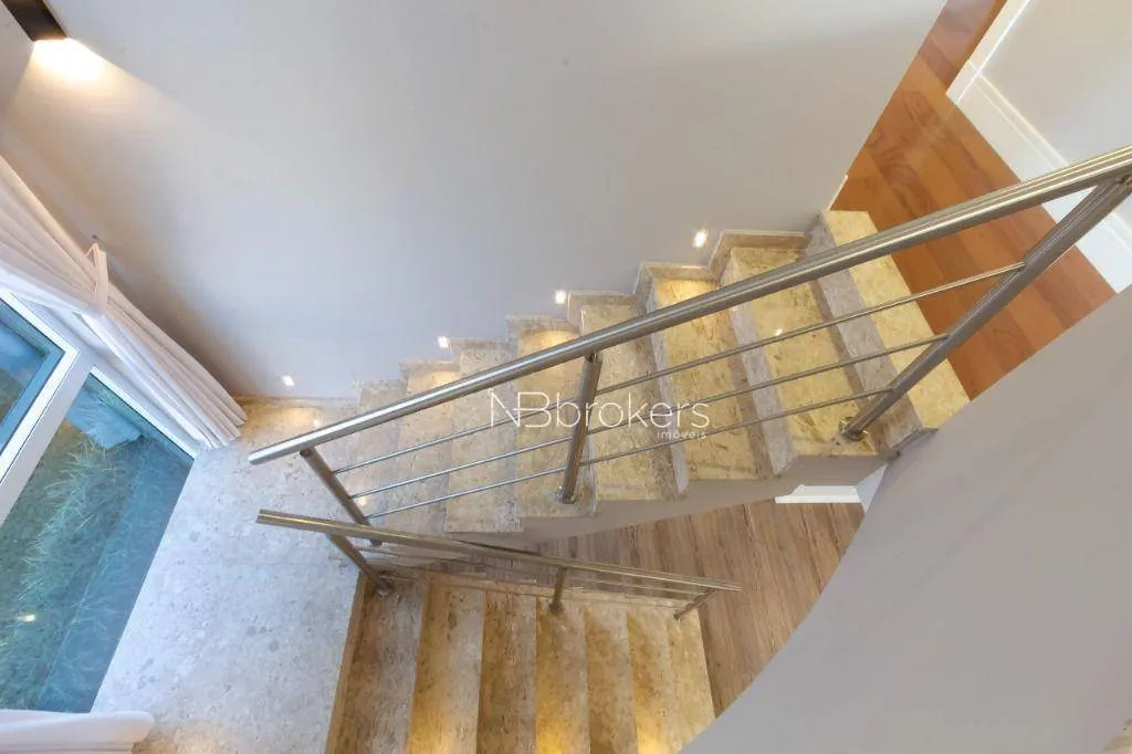 Condo house with 4 bedrooms and 5 bathrooms — photo 37