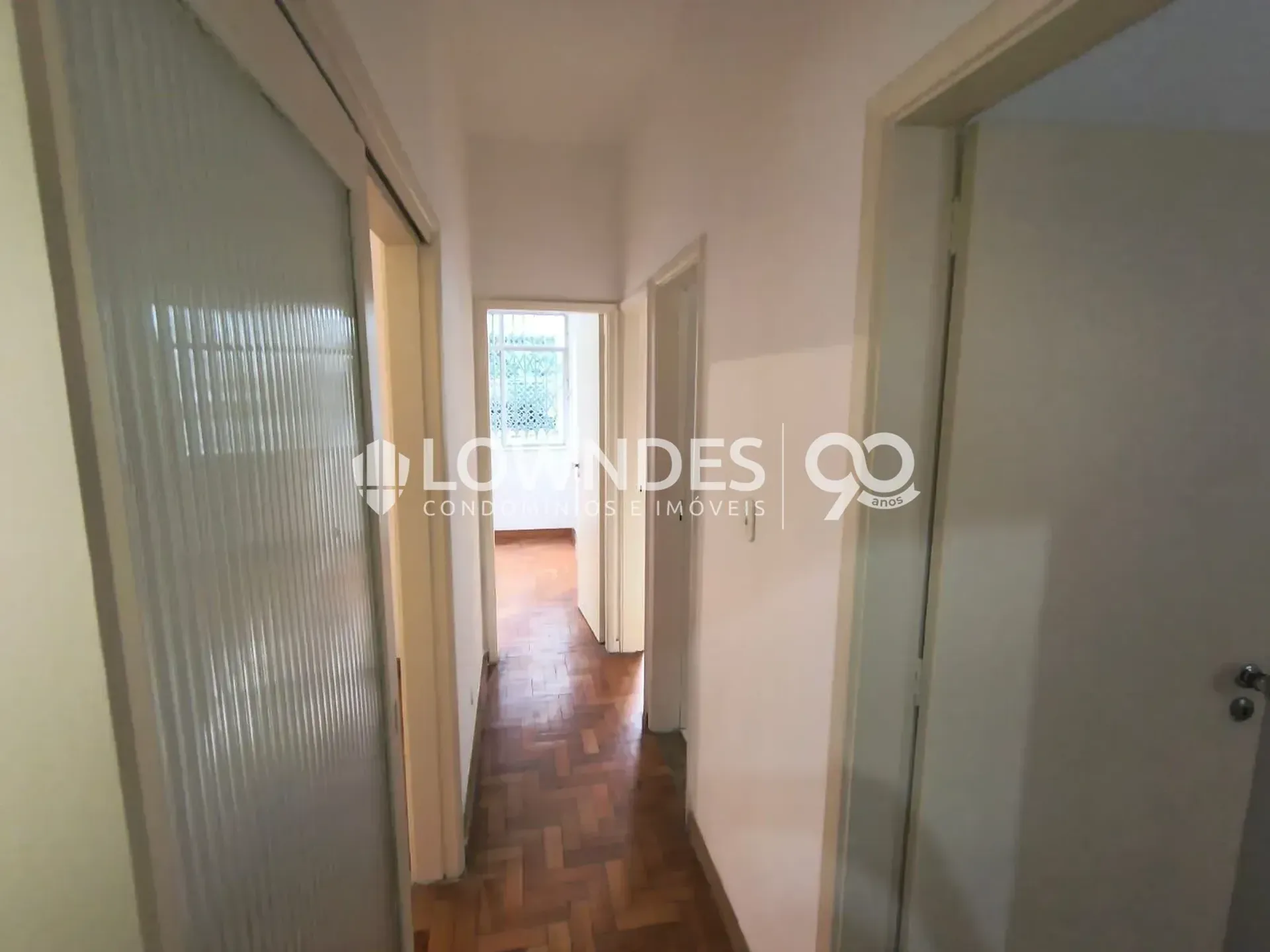 3-bedroom apartment with wood or laminate floors — photo 21