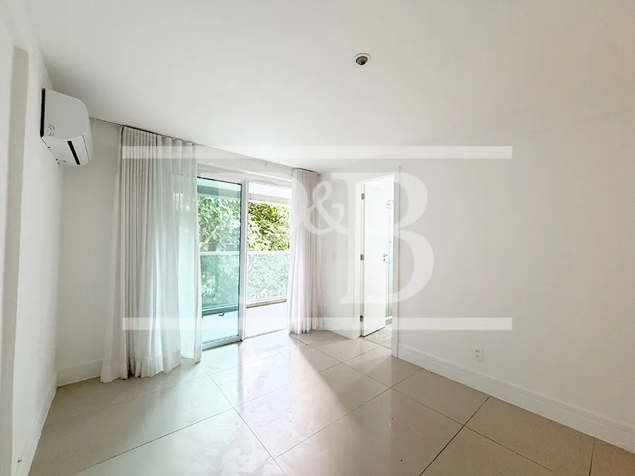 4-bedroom 300 m² apartment with a balcony — photo 24