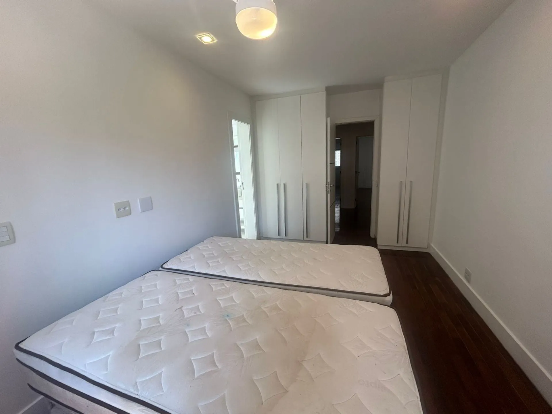 Apartment with 4 bedrooms and an enclosed balcony — photo 39