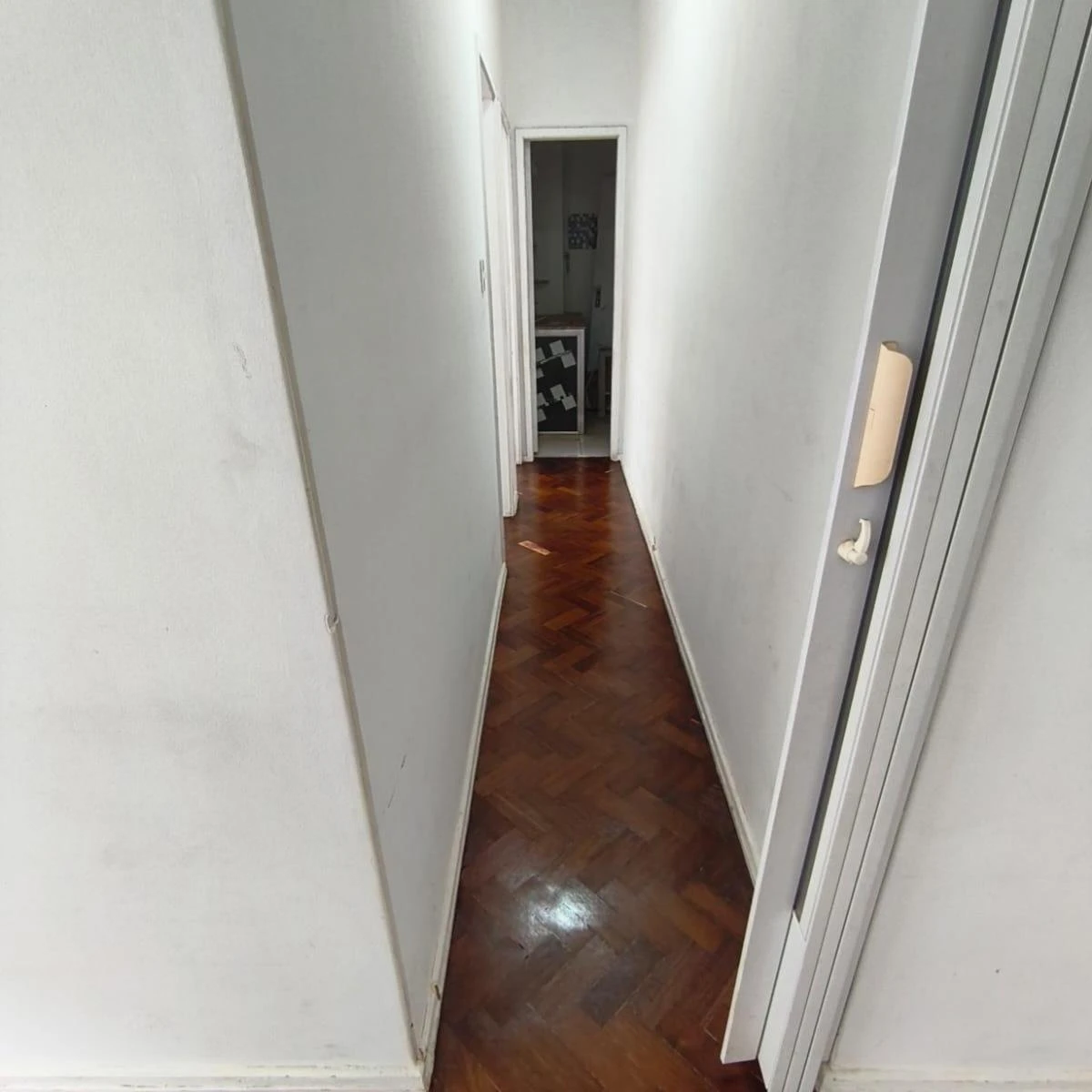 Wood or laminate floors in a 2-bedroom apartment, 62 m² — photo 4