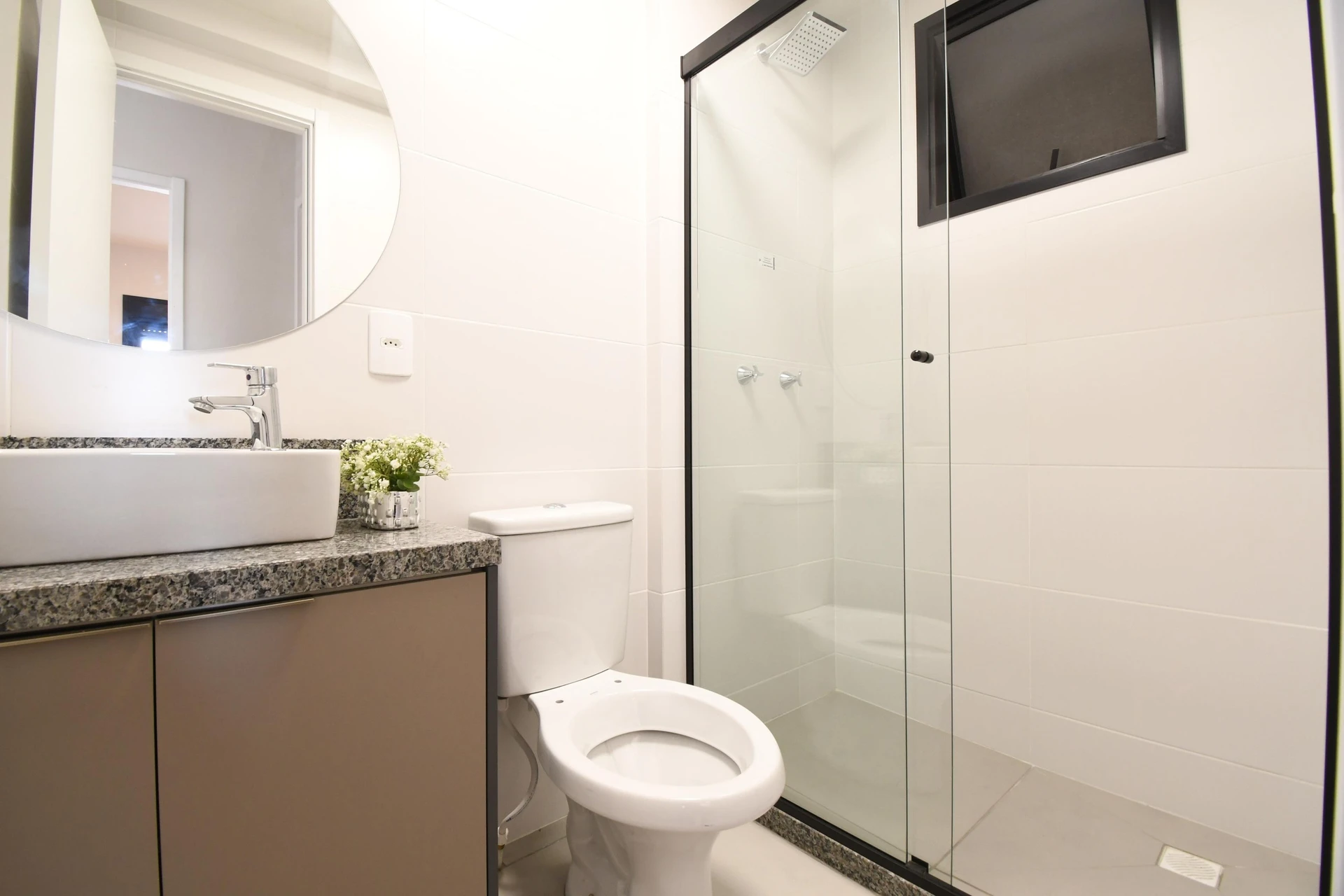 2-bedroom apartment with wood or laminate floors in Curitiba — photo 26