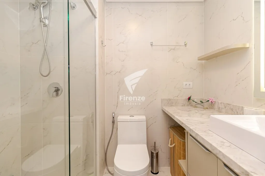 Apartamento mobiliado com cozinha integrada e varanda fechada — photo 24