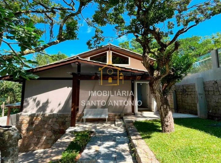 Rentable house with 350 m², 3 bedrooms and 4 parking spots
