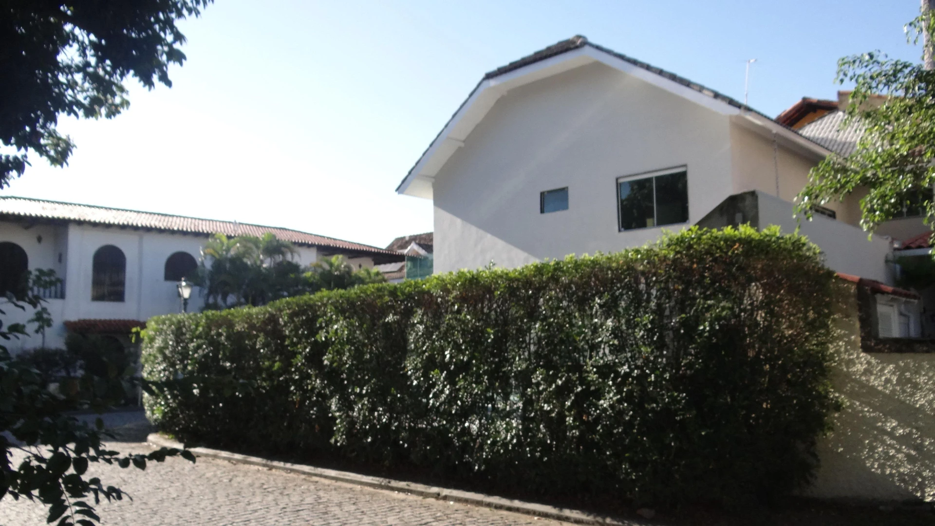Casa de 384 m² com janelas do piso ao teto e varanda gourmet — photo 31