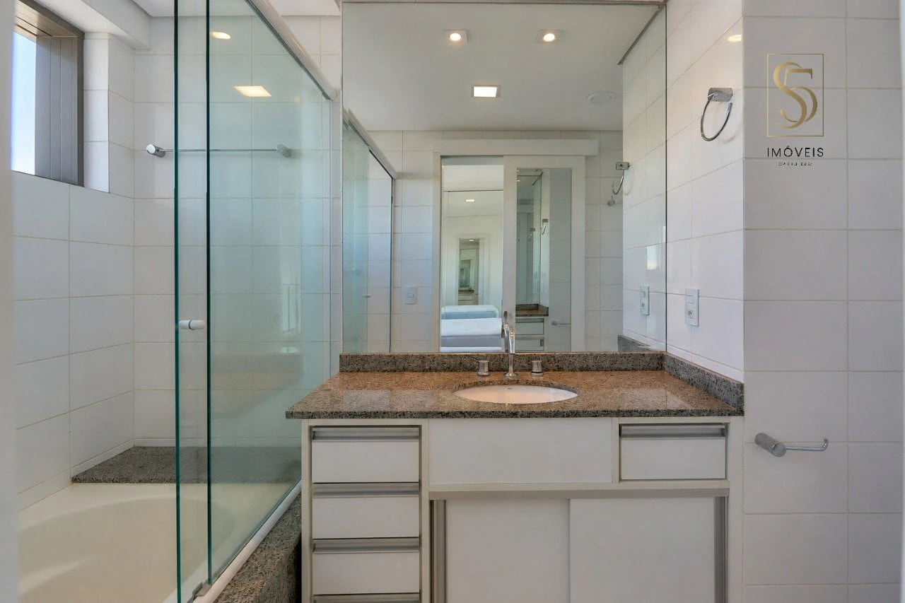 Floor-to-ceiling windows in a one-bedroom apartment, 140 m² — photo 11