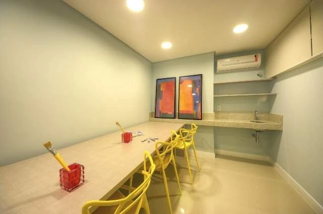 Balcony with a grill in a one-bedroom apartment, 68 m² — photo 12