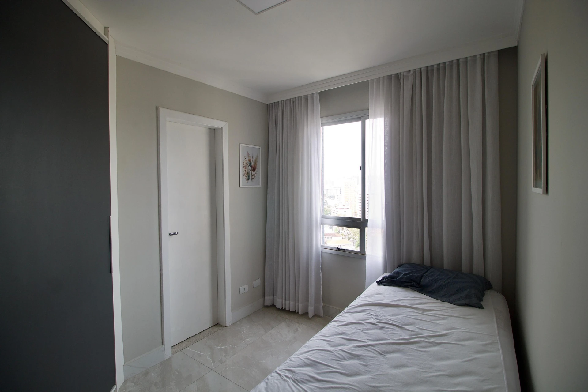 Floor-to-ceiling windows in a 2-bedroom apartment, 100 m² — photo 3