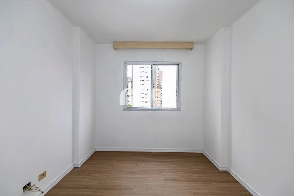 2-bedroom apartment with wood or laminate floors in Curitiba — photo 7