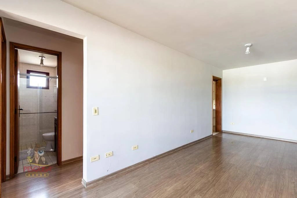 2-bedroom apartment with wood or laminate floors in Curitiba — photo 3