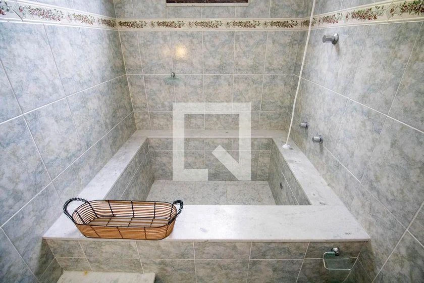 Furnished house with 4 bedrooms and 215 m² — photo 34