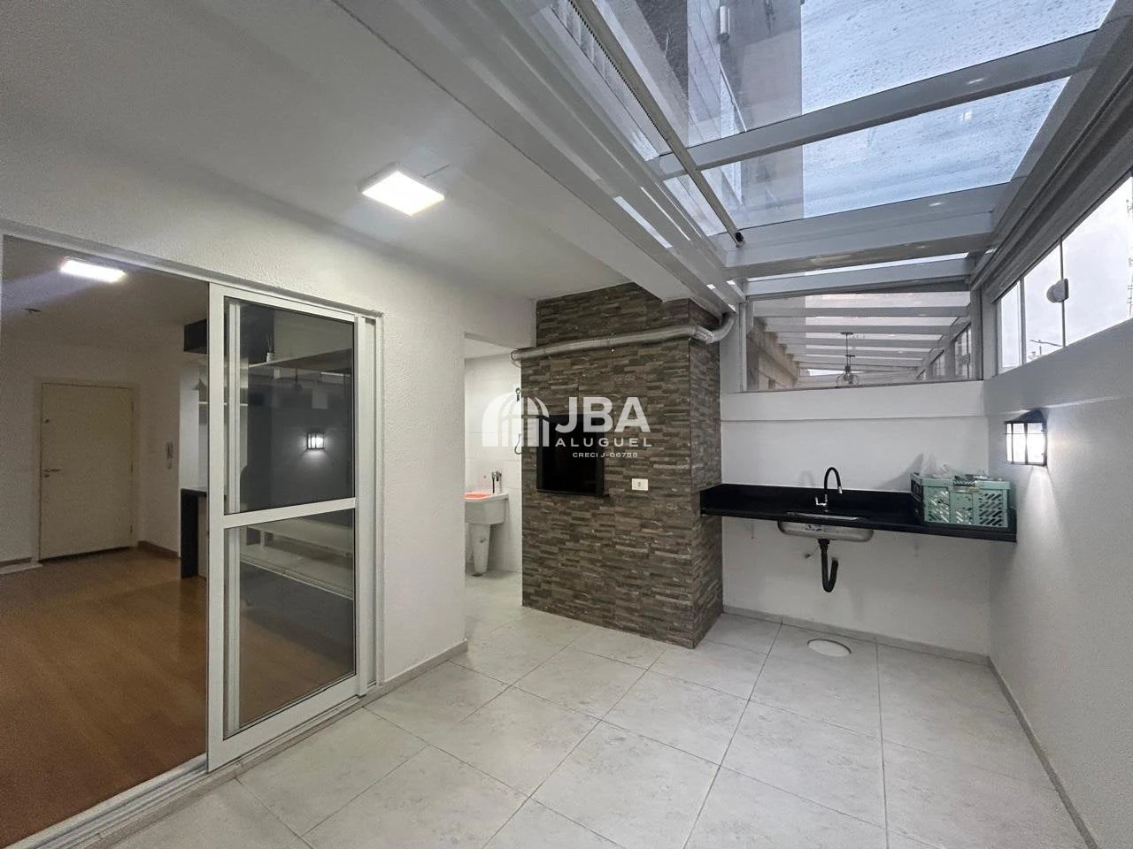 Balcony with a grill in a 2-bedroom apartment, 84 m²