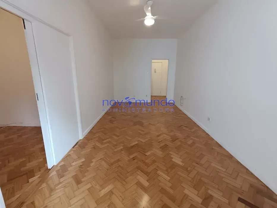 Apartamento de 3 quartos com piso de madeira ou laminado — photo 11