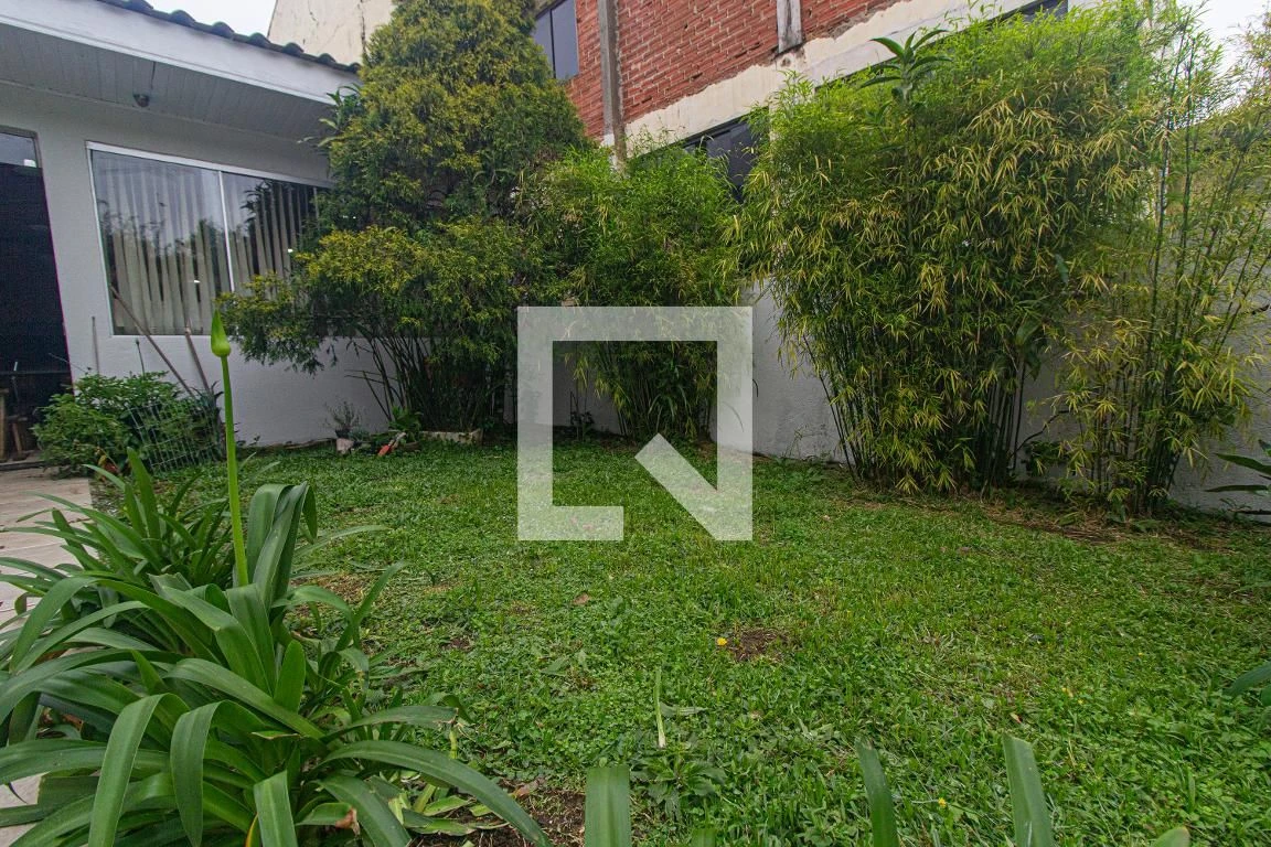 3-bedroom house with a walk-in closet in Curitiba — photo 41