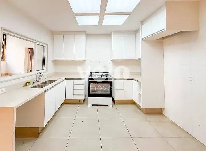 260 m² apartment with 3 bedrooms and 4 bathrooms — photo 10