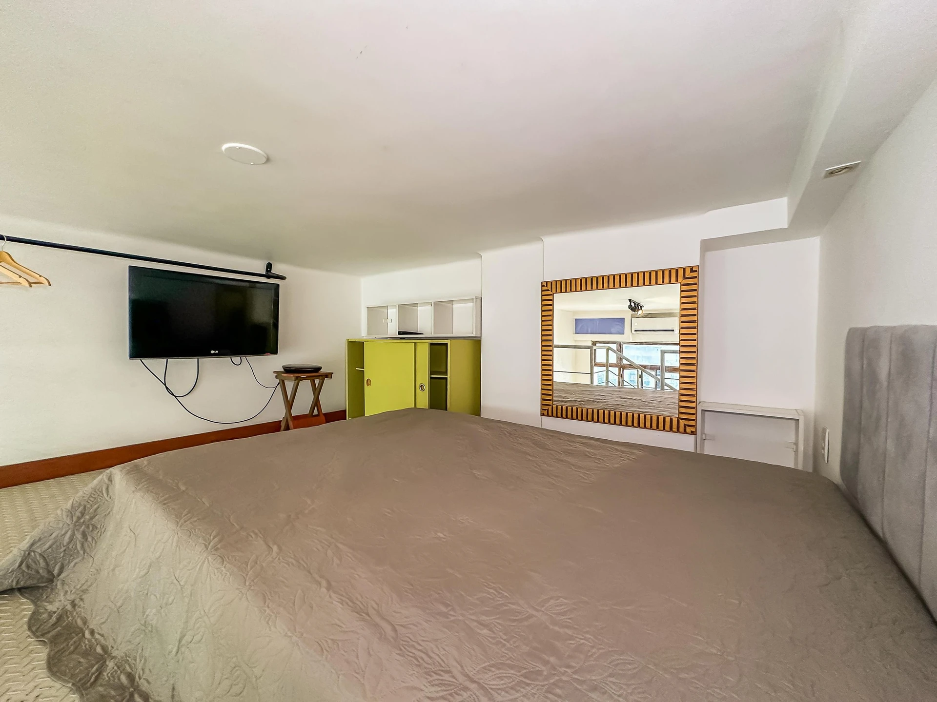 Furnished studio, 30 m², with floor-to-ceiling windows — photo 18