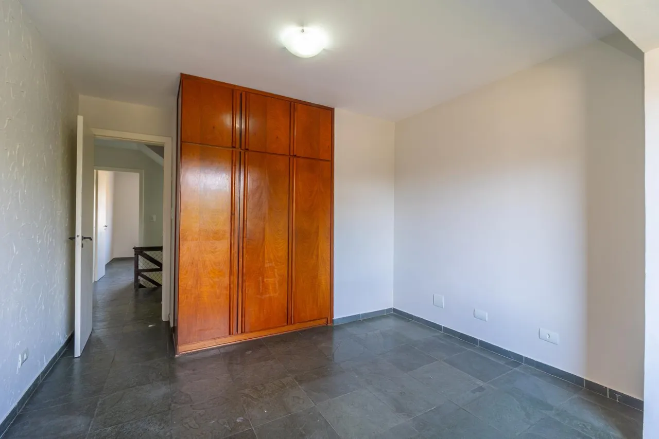 4-bedroom house with 4 bathrooms and 1 parking spot — photo 4
