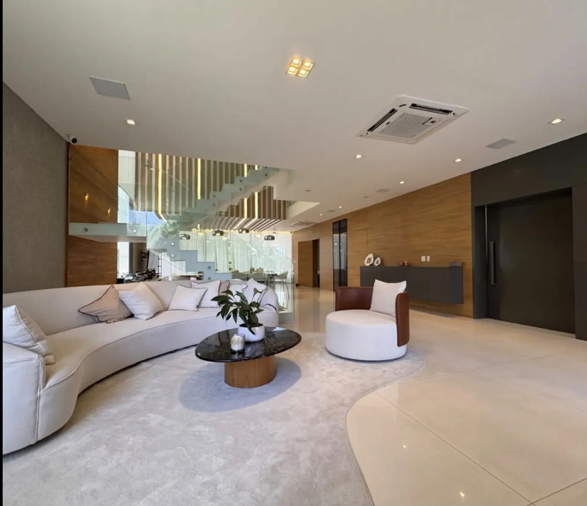 Furnished house, 800 m², with floor-to-ceiling windows