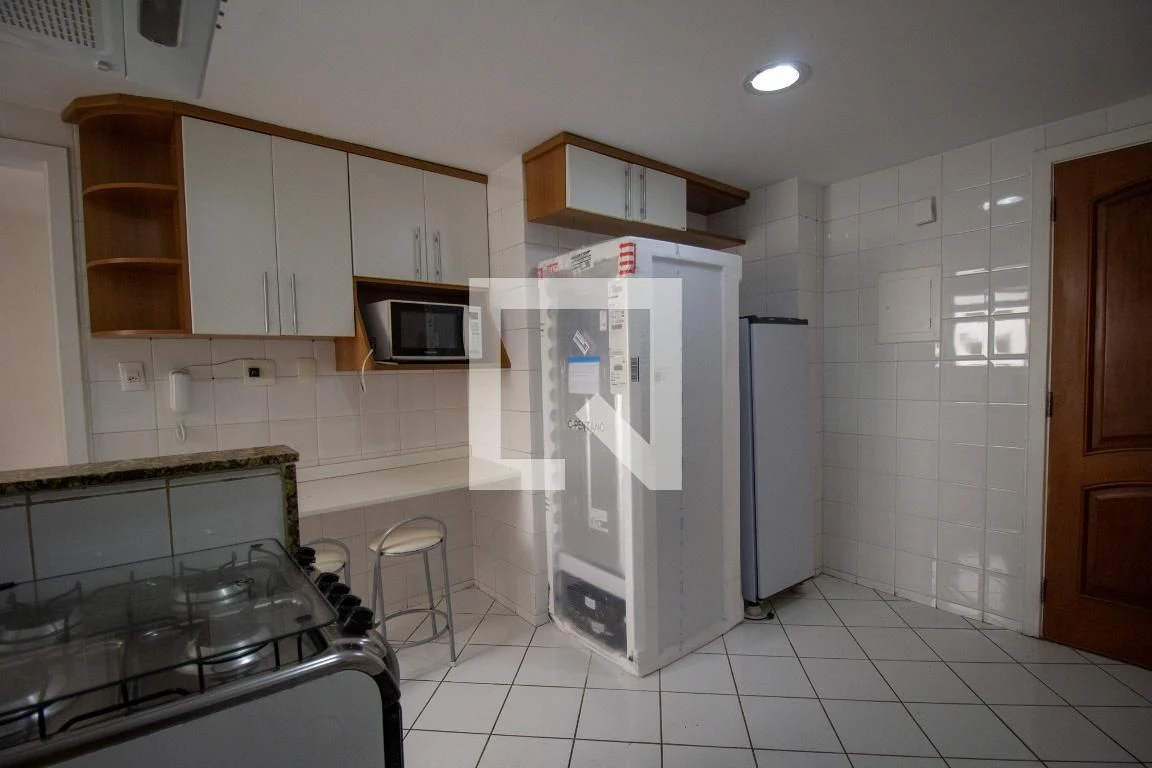 200 m² apartment with 3 bedrooms and 2 parking spaces — photo 36