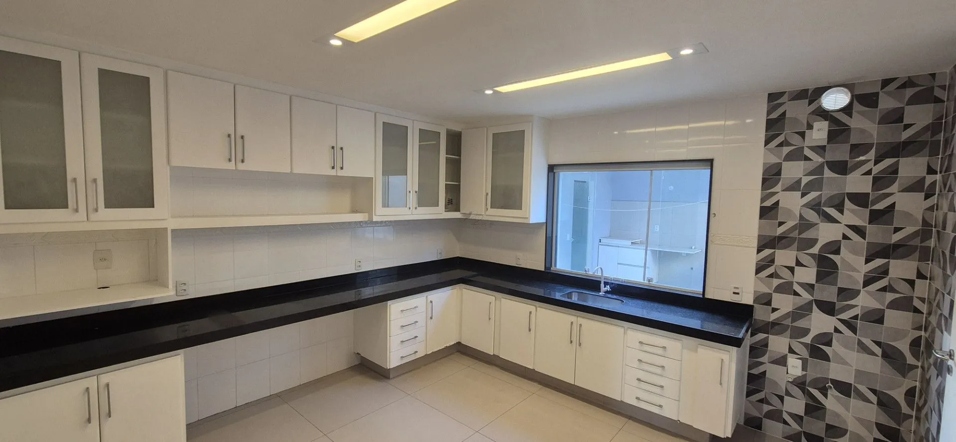 Furnished house, 469 m², with floor-to-ceiling windows — photo 7