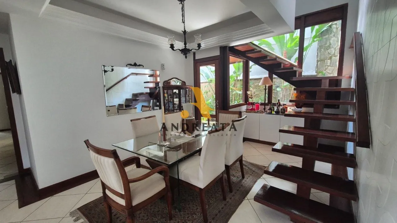 Casa de 307 m² com janelas do piso ao teto e banheira — photo 13