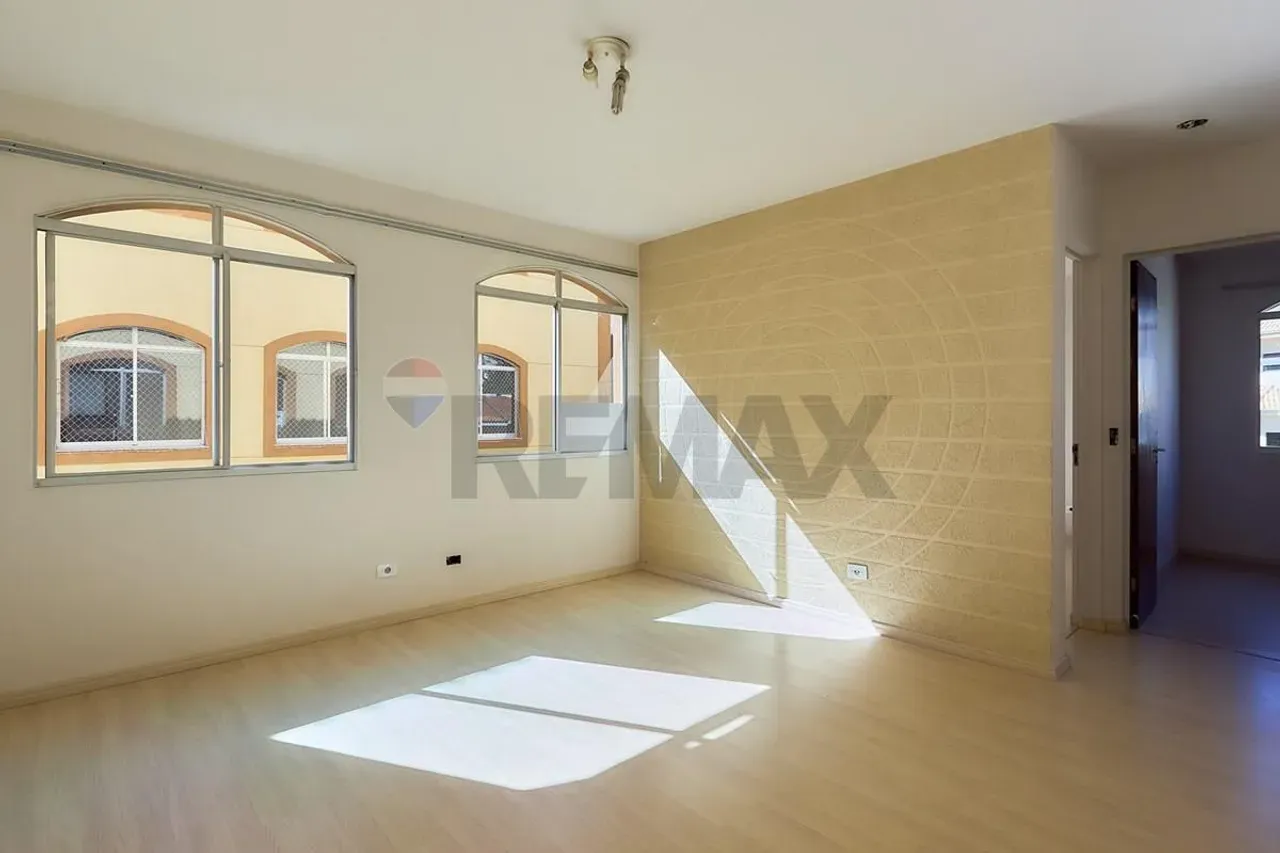 2-bedroom apartment with wood or laminate floors in Curitiba — photo 6