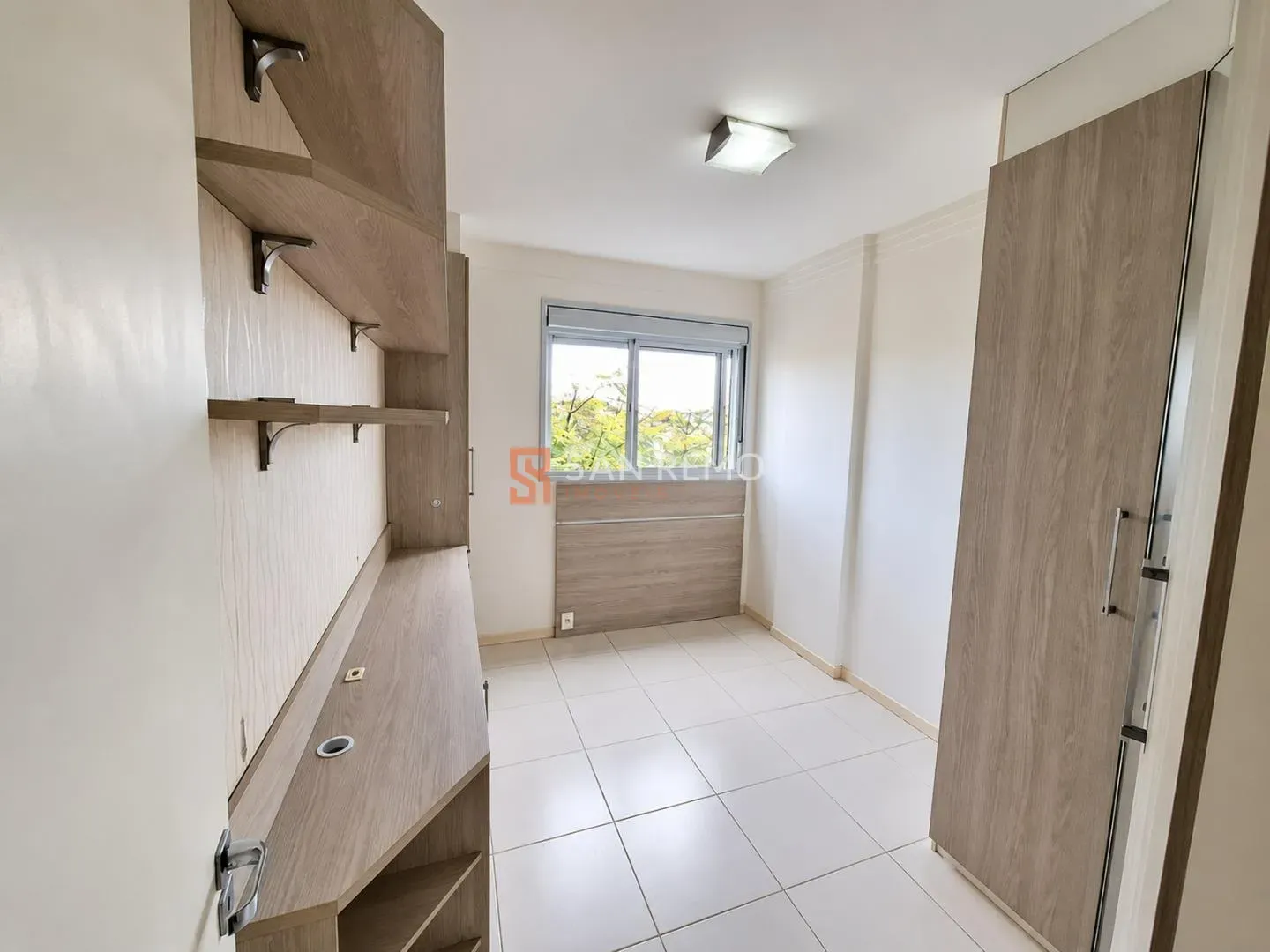 Furnished apartment, 71 m², with a glass-enclosed balcony — photo 3