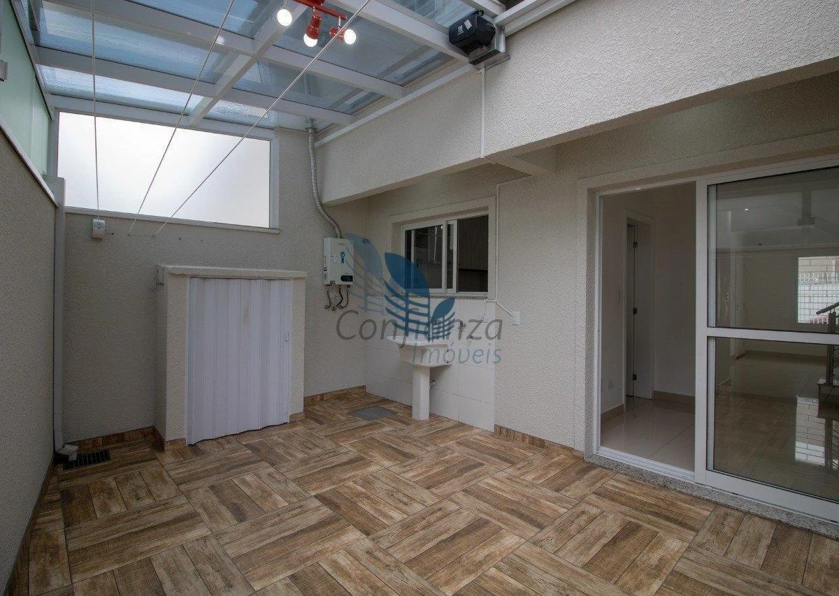 3-bedroom house with a glass-enclosed balcony in Curitiba — photo 11
