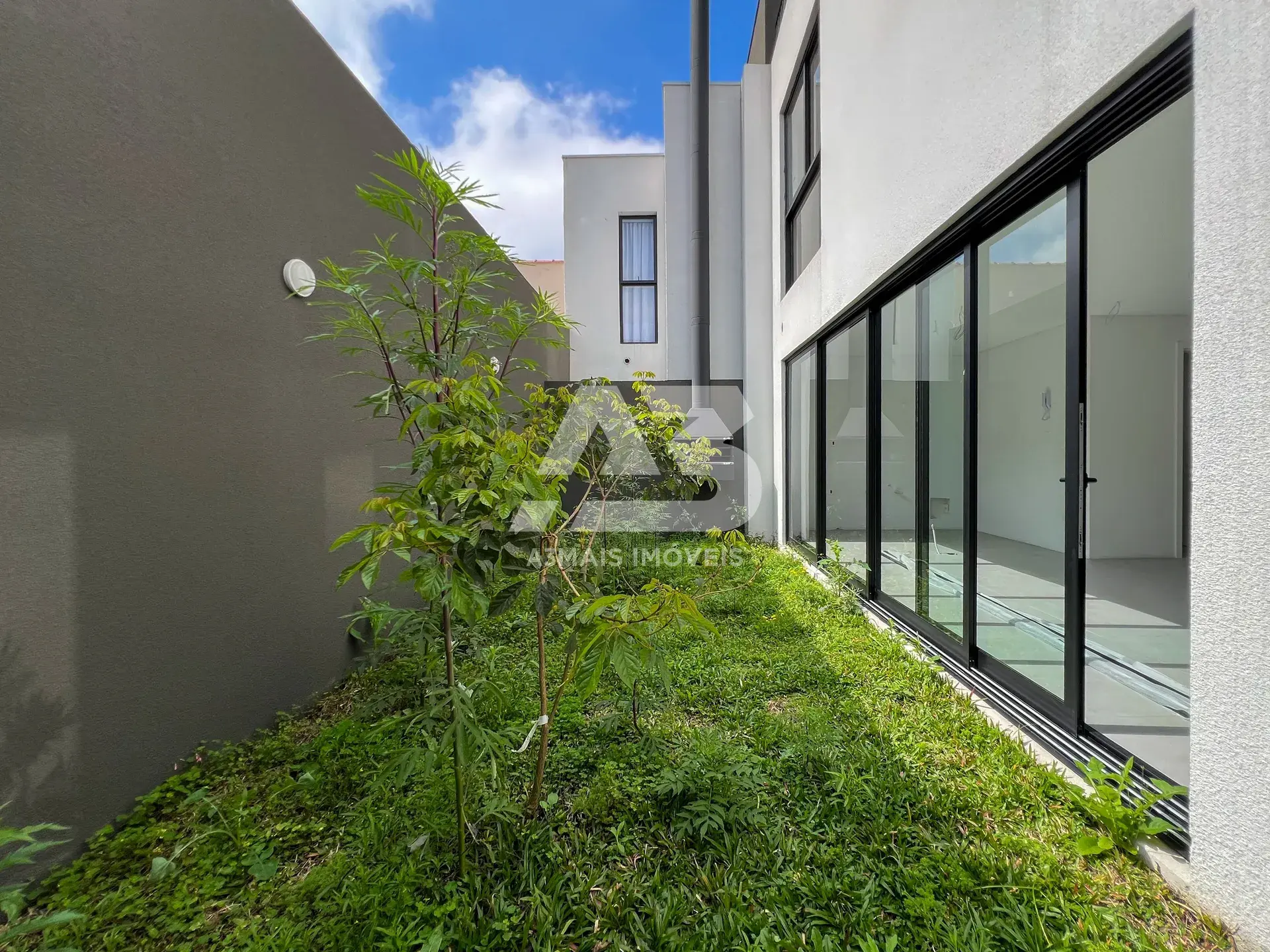 Glass-enclosed balcony in a 3-bedroom house, 137 m² — photo 26