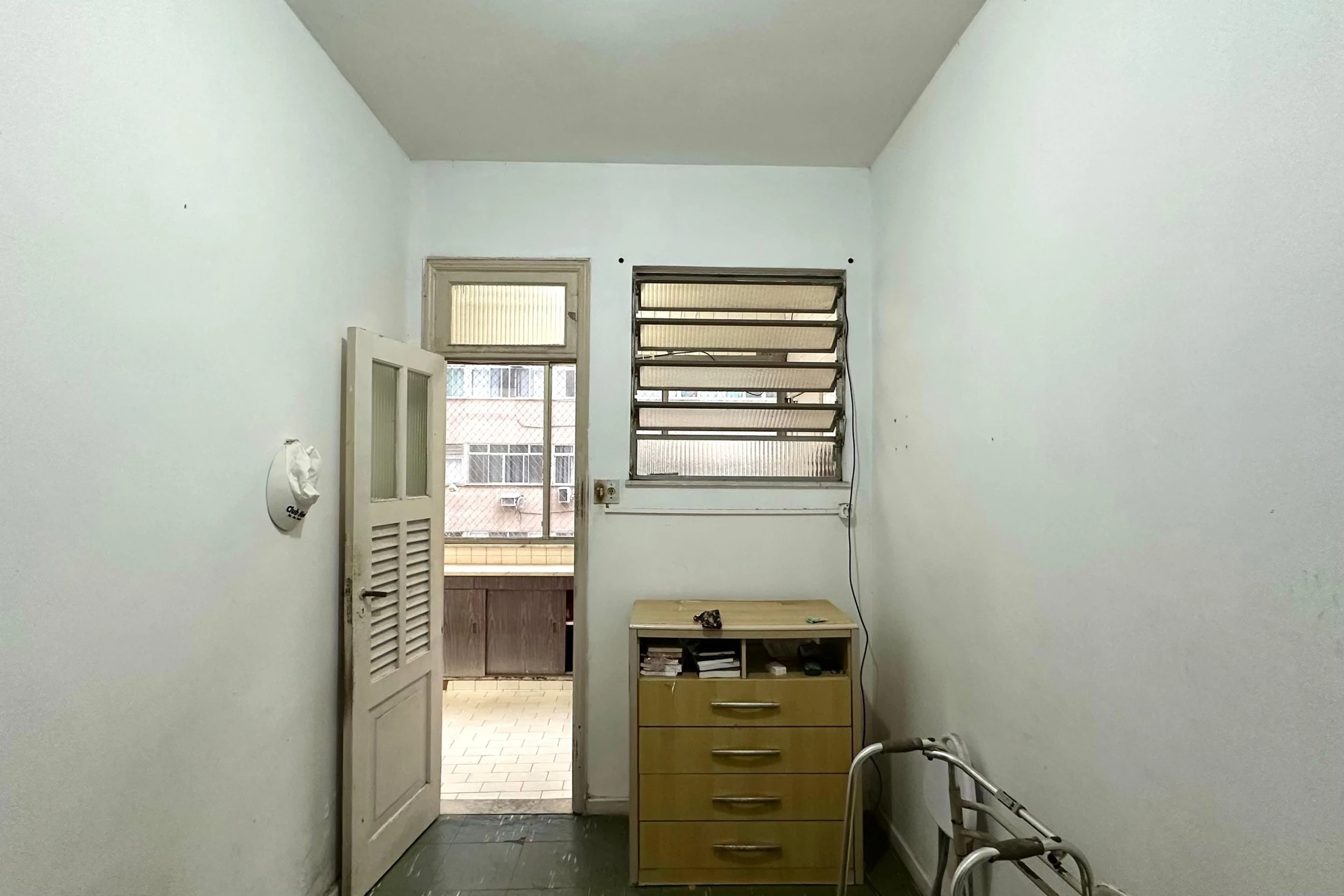 Bathtub in a 4-bedroom apartment, 290 m² — photo 56