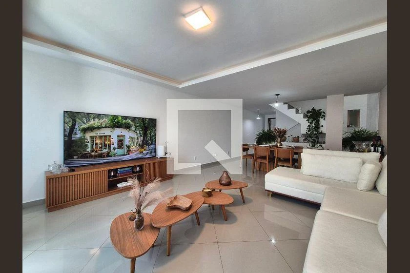 Дом для аренды: 4 спальни с ванными, 320 м²