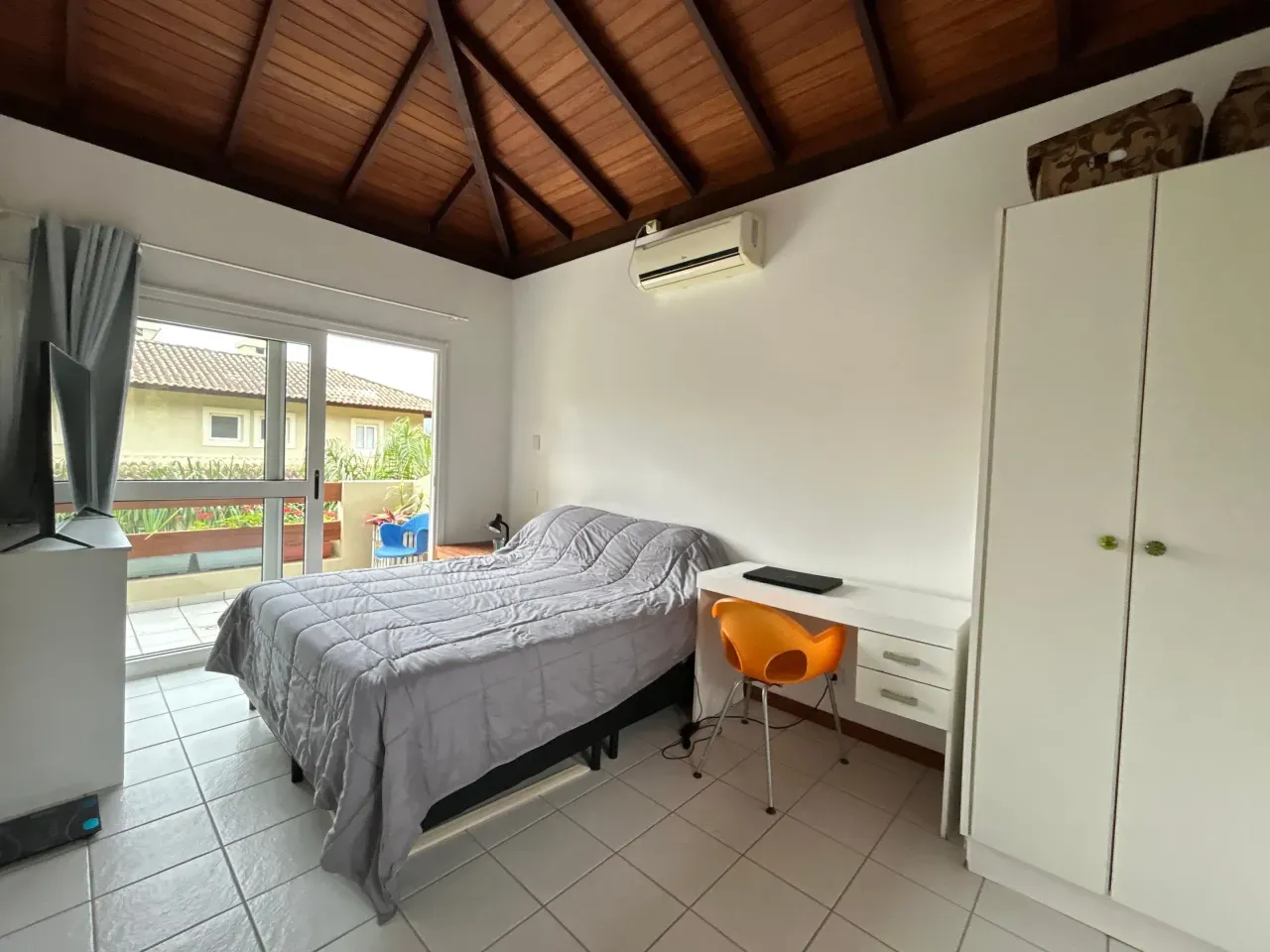 Bathtub in a 3-bedroom apartment, 114 m² — photo 5
