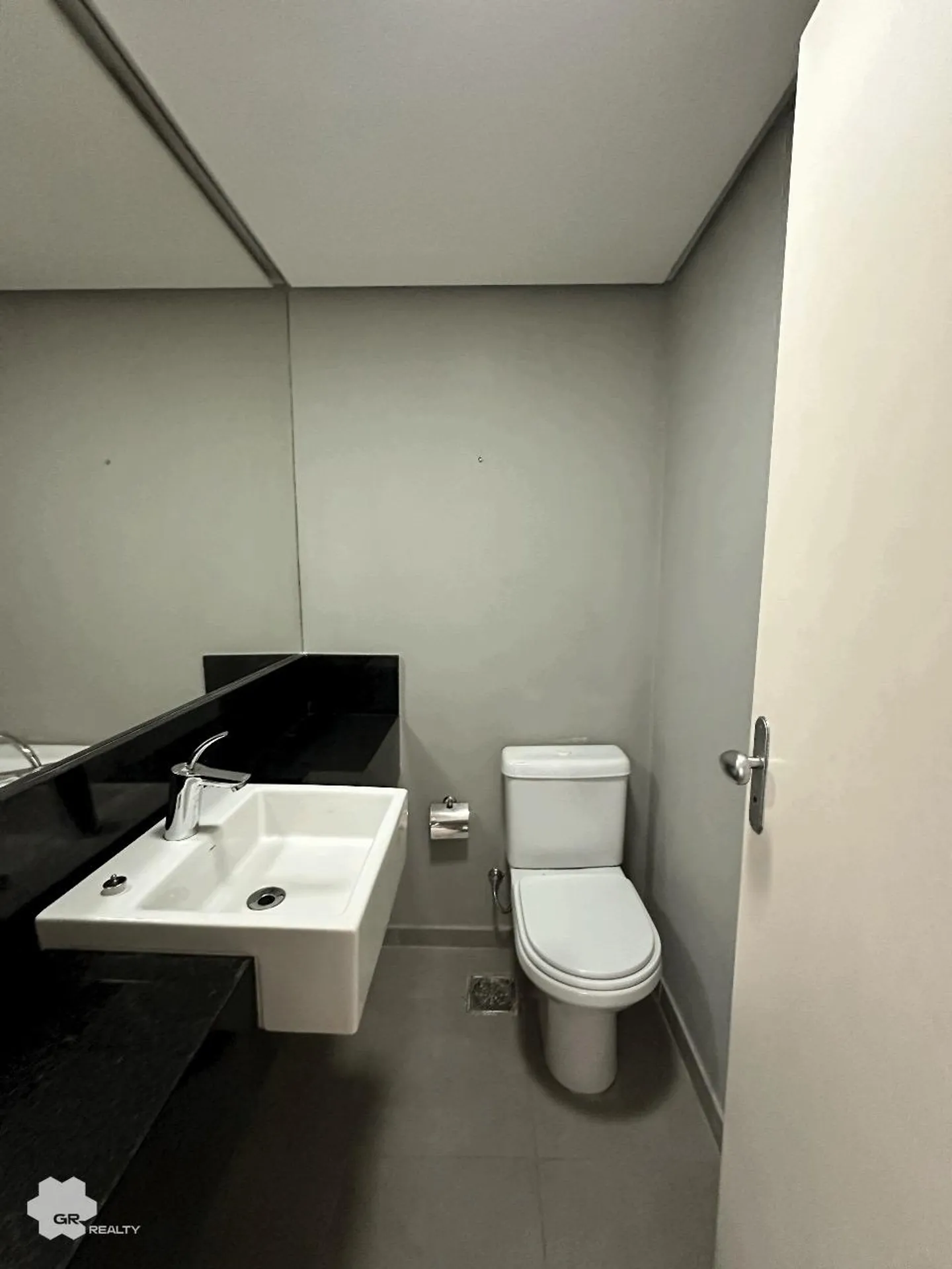 House with 6 en-suite bedrooms and 468 m² of space — photo 39