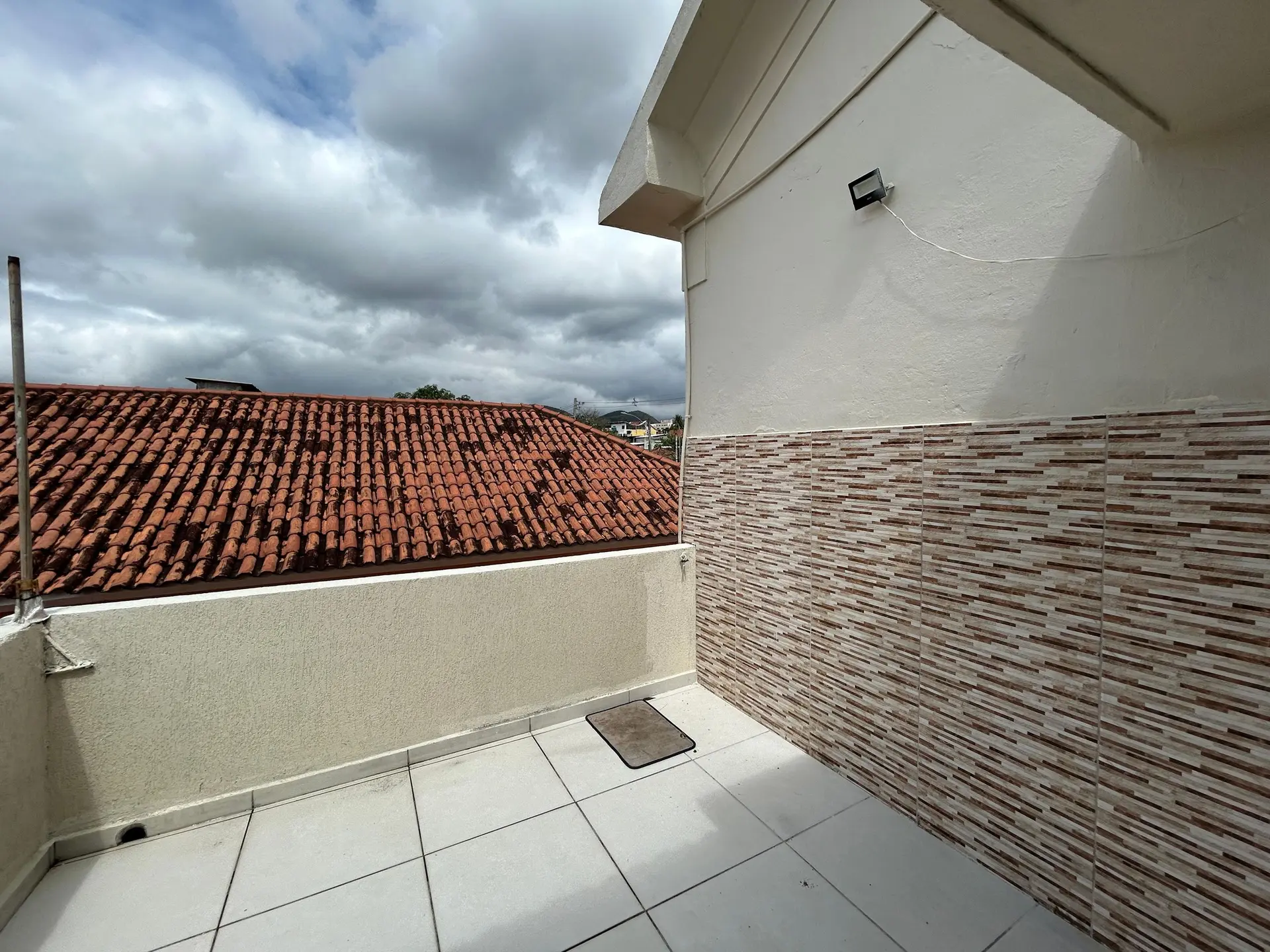 Casa de 2 quartos com piso de madeira ou laminado — photo 8