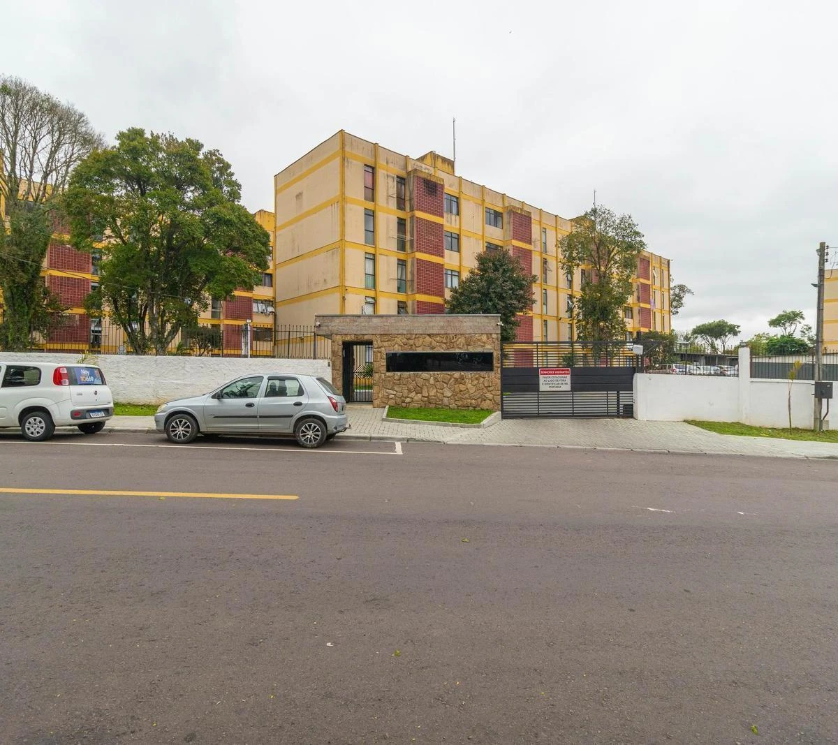 2-bedroom apartment with wood or laminate floors in Curitiba — photo 26
