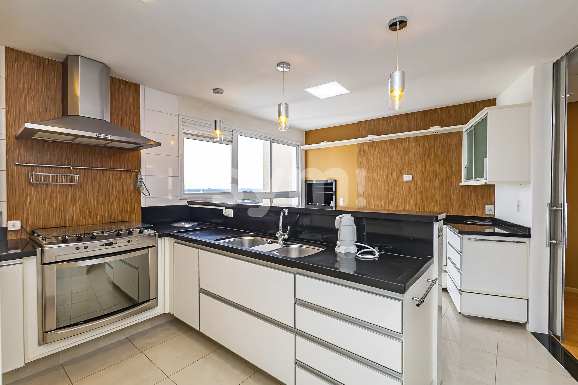 3-bedroom apartment with private BBQ on balcony — photo 8